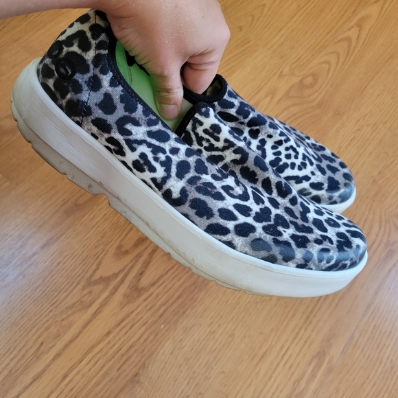 Oofos Oomg Leopard Print Slip On Sneakers - Picture 2 of 5